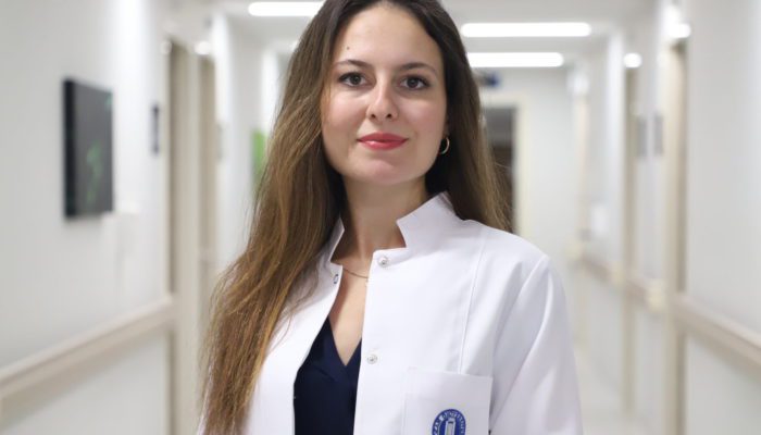 Çocuk ve ergenlerin yangınlar ve deprem gibi doğal afetlerden yetişkinlere göre psikolojik açıdan daha fazla etkilenebildikleri düşünülmekte.