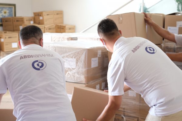 Abdi İbrahim’den yangın bölgesine teçhizat ve ilaç yardımı! Bölgenin öncelikli ihtiyaçları doğrultusunda yangınla mücadele eden ekiplere dağıtılmak üzere cilt kremi, yanmaz eldiven, yanmaz tulum, yanmaz çorap, yanmaz ayakkabı, karbon maske ve el fenerlerinin yer aldığı yardım TIR’ı, 4 Ağustos tarihinde Borusan Lojistik iş birliği ile Abdi İbrahim Esenyurt tesislerinden yola çıktı ve 5 Ağustos’ta Muğla’ya ulaştı. Eş zamanlı olarak, Abdi İbrahim bünyesinde başlatılan kampanya ile şirket çalışanlarının yangın bölgelerindeki ihtiyaçları göz önüne alarak yaptığı bağışlar da 9 Ağustos itibariyle Milas’a ulaştı.