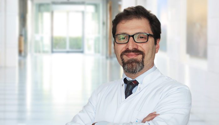 Duman, karbonmonoksit, formaldehit, hidrojen siyanür, hidrojen sülfit gibi gazlar içerir. Bunun yanı sıra tam olarak yanmamış çok sayıda küçük parçacığın da burun filtreleme mekanizmalarını aşarak akciğere ulaştığını söyleyen Anadolu Sağlık Merkezi Kulak Burun Boğaz Hastalıkları Uzmanı Doç. Dr. Ziya Saltürk, “Hava ile taşınan yüksek ısı solunum yollarında yanıklara sebep olabilir. Üst havayollarında özellikle aktif sahada yer alan kişilerde dil ve gırtlak bölgesinde yanığa bağlı ödemler ve nefes almakta güçlük hatta boğulmalar ortaya çıkabilir” dedi.