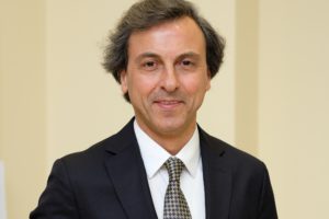 İnsan sağlığının bedenen, ruhen ve sosyal yönden tam bir iyilik hali olarak tanımlandığını anımsatan Prof. Dr. Ahmet Aydın, bu üçünden birinde bozukluk olması durumunda sağlığın tehlikeye girdiğinin de altını çizdi. Ancak bu durumda dışarıdan vitamin veya gıda takviyesine ihtiyaç duyulabileceğini vurgulayan Prof. Dr. Aydın, gereksiz yere alınan vitaminlerin, vücutta serbest radikalleri oluşturduğunu ve bunun da DNA hasarına kadar yol açan zararları olabileceğini söyledi.
