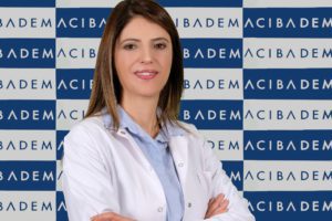 Acıbadem Taksim Hastanesi Kadın Hastalıkları ve Doğum Uzmanı Prof. Dr. Ebru Dikensoy “Hamilelikte bağışıklığınız azaldığı için pek çok hastalığa kolayca yakalanabilir ve hastalanabilirsiniz. Ancak bu sorunlar hakkında doğru bilgilere sahip olup gerekli önlemleri aldığınızda bu süreci daha az stresle ve güvenle geçirebilirsiniz” diyor. Prof. Dr. Ebru Dikensoy, hamilelikte en sık rastlanan 7 şikayeti anlattı, pandemi sürecinde anne adaylarına özel önemli öneriler ve uyarılarda bulundu.