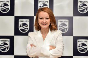 İstanbul Teknik Üniversitesi Gıda Mühendisliği bölümünden birincilikle mezun olan Sibel Yıldız, Boğaziçi Üniversitesi’nde Executive MBA programını tamamladı. Kariyer hayatına 2003 yılında Agrana Foods’ta Ürün Müdürü olarak başlayan Yıldız, Tat Gıda ve Henkel’de satış ve pazarlama rollerinde görev aldı. Philips’teki kariyerine 2008 yılında Türk Philips Tüketici Elektroniği/Küçük Ev Aletleri bölümünde başlayan Yıldız, buradaki 13 yıllık çalışma hayatı boyunca sırasıyla Pazarlama Müdürü, Kategori Pazarlama Müdürü, Türkiye Pazarlama Direktörü, Orta Doğu ve Türkiye Pazarlama Direktörü görevlerini yerine getirdi. Sibel Yıldız, kurduğu güçlü, çok yönlü ve atik pazarlama ekibiyle Orta Doğu ve Türkiye bölgesinde Philips markasını Küçük Ev Aletleri sektöründe liderliğe taşırken, dijital ve pazarlama dönüşüm programlarına öncülük etti. Birçok ödüllü projeye imza atan Yıldız, 2020 yılında Fortune Dergisi Türkiye’nin En Etkili 50 CMO’su listesinde yer aldı.