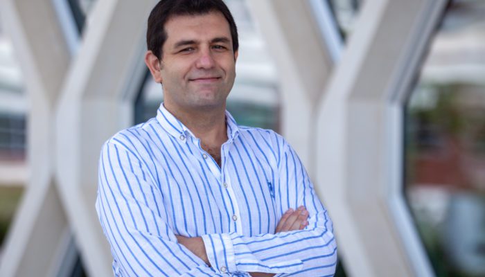 Sabancı Üniversitesi, Mühendislik ve Doğa Bilimleri Fakültesi Öğretim Üyesi Cavit Ağca’nın yürüttüğü "cGMP Analoglarının Retinitis Pigmentoza (RP) Tedavisine Dönüştürülmesi" projesiyle, gece körlüğü nedeniyle körlük yaşayan hastaların ilaçla tedavisini mümkün kılabilmek için çalışmalar yapıyor.