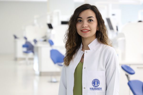 Ödev yetiştirme telaşı ile diş bakımı aksatılmamalı! Diş çürüğü prevalansı ağız hijyeni uygulaması, şeker tüketimi ve koruyucu ağız sağlığı uygulamaları ile yakından ilişkilidir.