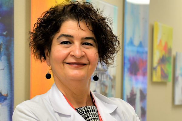 Alzheimer’i önlemenin kanıtlanmış 10 yolu! Bunama yani demans, bilişsel işlevlerin beyindeki bir bozukluğa bağlı olarak kaybıdır. Demans olarak nitelendirilebilecek bir zihinsel bozulma, öncelikle birden fazla bilişsel işlevi bozmaktadır. Ayrıca mesleki performans, sokakta ve mali işlerde bağımsızlık, sıradan aygıtların kullanımı, hobiler, ev işleri ve kendine bakım ile özetlenebilecek günlük yaşam aktivitelerinde kayda değer bir bozulmaya yol açacak şiddette, kalıcı ve sıklıkla da ilerleyici olmaktadır. Demansın en sık görülen tipi Alzheimer hastalığı olmakla birlikte başka pek çok tipi vardır.