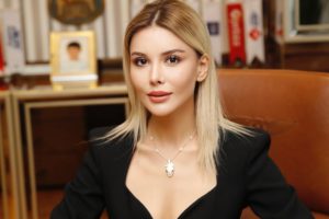 Pandeminin başladığı andan itibaren artan kargo talebinin, lojistik sektörü için yeni istihdam fırsatlarını ortaya çıkardığını belirten Aras Holding Yönetim Kurulu Başkan Yardımcısı Elif İnci Aras “Evden çıkamadığımız için online alışverişlere büyük talep oldu. Ayrıca birbirlerini göremeyen insanlar birbirlerine hediyeler yolladı. Öte yandan bu süreçte birçok insan evde üretmeye ve bunları satmaya başladı. Tüm bu nedenlerden dolayı oluşan kargo talebiyle, lojistik sektörü pandeminin yıldızı oldu. Herkes evlerindeyken kuryeler, tüm Türkiye’de yoğun şekilde çalıştı” dedi.