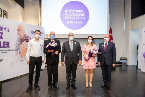 Alzheimer farkındalığı için Halkbank çalışanları el ele! Alzheimer’in toplumun giderek daha geniş kesimlerini ilgilendiren bir hastalığa dönüşmesi nedeniyle Halkbank, 21 Eylül Dünya Alzheimer Günü’nde İstanbul’da ve Ankara’daki Halkbank Genel Müdürlük binalarında Medikal Turizm Derneği organizasyonunda, Uzman Dr. Sinan İbiş ile “Büyüklerimiz Yalnız Değiller” etkinliklerini düzenledi.