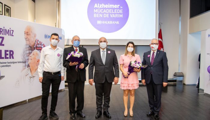 Alzheimer’in toplumun giderek daha geniş kesimlerini ilgilendiren bir hastalığa dönüşmesi nedeniyle Halkbank, 21 Eylül Dünya Alzheimer Günü’nde İstanbul’da ve Ankara’daki Halkbank Genel Müdürlük binalarında Medikal Turizm Derneği organizasyonunda, Uzman Dr. Sinan İbiş ile “Büyüklerimiz Yalnız Değiller” etkinliklerini düzenledi.