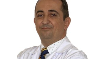 Aneminin, dokulara oksijen taşımakla görevli kırmızı kan hücrelerindeki sayı, hacim veya içeriğindeki değişimlere bağlı olarak gelişebildiğini ifade eden Medical Park Çanakkale Hastanesi’nden İç Hastalıkları Uzmanı Prof. Dr. Semir Paşa, “Laboratuvar testlerinde kandaki hemoglobin düzeyinin kadınlarda 12 g/dL’nin, erkeklerde ise 13g/dL’nin altında olması anemi olarak tanımlanmaktadır” diye konuştu.