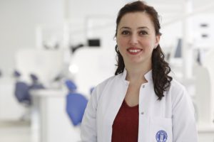 “Toplumumuzda malesef ‘Apseli dişlerde antibiyotik kullanılmadan, dental hiçbir işlem yapılamaz’ gibi bir bilgi kirliliği var. Antibiyotikler; sanıldıkları gibi masum ilaçlar değildir, ağrıyı kesmezler ve dental enfeksiyon kaynağını ortadan kaldırmazlar” diyen İstanbul Okan Üniversitesi Diş Hastanesi Endodonti Bölümü’nden Dr. Öğr. Üyesi Burçin Arıcan Öztürk, açıkladı.