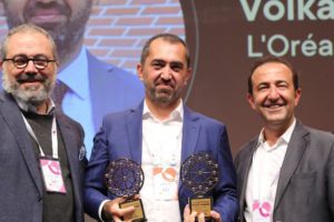 Satış ekosisteminin gelişimine katkı sağlayan liderlerin jüri puanlarıyla belirlendiği LiSA Galası, Sales Network Summit kapsamında gerçekleşti. L’Oréal Türkiye Profesyonel Ürünler Divizyonu Genel Müdürü Volkan Yıldız, L’Oréal Türkiye’yi temsilen hem FMCG (Gıda Dışı) kategorisinin kazananı oldu hem de LiSA jürisinden en yüksek puanı alarak Yılın Lideri seçildi. Yıldız, sahip olduğu zengin tecrübe, bilgi birikim ve liderlik özellikleriyle L’Oréal Türkiye’nin başarılarında kilit rol oynayarak ödülü almaya hak kazandı.