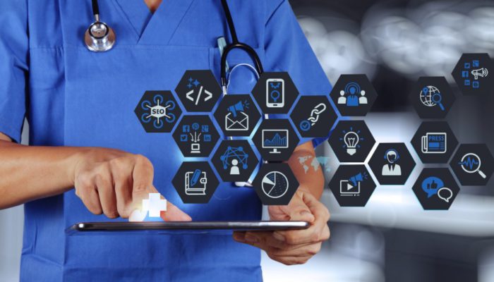 Citrix'te İş Stratejisinden Sorumlu Başkan Yardımcısı Tim Minahan, Fierce Healthcare'e yaptığı açıklamada; pandeminin, daha önce işletmeleri geride tutan uzaktan çalışma ile bazı tabuları ortadan kaldırmaya yardımcı olduğunu söyledi ve ekledi: “Kenarlara dokunmuşlardı, ancak kesinlikle pandemi onları büyük bir ivmeye soktu. Yine de bu kadar hızlı değişim bazı kaçınılmaz sonuçlar doğuruyor. Özellikle sağlık kuruluşları, gereklilik nedeniyle çok fazla yatırım yapmak zorunda kaldılar ve zaten marj duyarlı bir işte, birçok sağlık hizmeti sağlayıcısı şu anda maliyet konusunda çok fazla baskı altında.” Minahan’a göre; ancak hiper inovasyon dönemi daha yeni başladı ve işletmeler artık buradan geri dönmek istemiyor.
