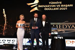 Markaların ulusal ve uluslararası arenada inovasyon odaklı çalışmalarının ve pandemi döneminde atılan adımların değerlendirildiği platformda, Zade Vital ‘’Yılın Gıda Takviyesi Markası’’ ödülünü almaya hak kazandı. Ece Erken ve Çetin Altay’ın sunumuyla gerçekleşen tören gecesine, Zade Vital Genel Müdürü Taha Büyükhelvacıgil ödülü almak üzere katıldı.