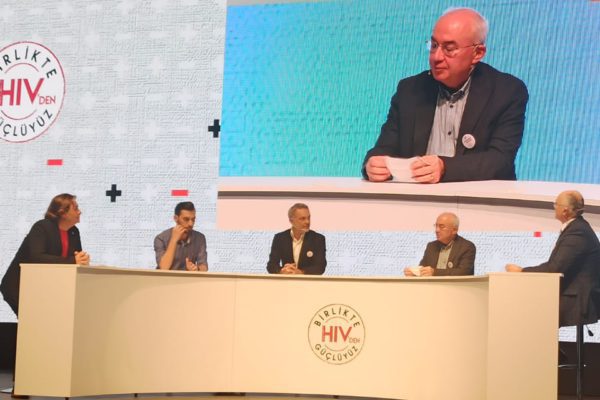 Dünya AIDS Günü için Gilead’dan “Cesurum Hayata!..” Geçtiğimiz yüzyılın başlarında ortaya çıkan ve birçok insanın hayatını kaybetmesine neden olan HIV, geliştirilen tedavi yöntemleri ile günümüzde tedavi edilebilen kronik bir enfeksiyon halini aldı. Toplumun çok geniş bir kesiminde halen HIV ve tedavi edilmediği takdirde dönüştüğü Edinilmiş Bağışıklık Yetmezliği Sendromu (AIDS) ile ilgili yeterli bilgi ve farkındalık mevcut değil. Bu yüzden de Türkiye ve içinde bulunduğu bölgede hastalık yayılımı hızlı seyrediyor. Oysa tanı koyulduğunda, tedaviye erişim ve tedaviden başarılı sonuç alma oranları Türkiye’de çok yüksek. Toplumdaki HIV farkındalığını artırmayı ve toplumun HIV ile ilgili doğru bilgiye erişimine katkı sağlamayı amaçlayan “Birlikte HIV’den Güçlüyüz” platformu bu yıl Dünya AIDS Günü’nde düzenli HIV testinin önemine dikkat çekmek, HIV ile mücadelede cesaret, güç, fedakârlık ve azimle çalışanları kutlamak amacıyla “Cesurum Hayata” farkındalık kampanyasını başlattı.