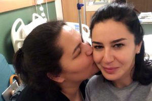Ablası için böbrek bağışçısı olan piyanist Ece Dağıstan Say, nakil sürecinde yaşadıkları ile ilgili bilgiler aktardı. “Bu naklin gerçekleşeceğini ilk günden beri biliyorduk. Tek dileğim, böbrek verebilecek kondisyonda olmamdı. Maalesef ben de bir sağlık sorunu yaşamıştım; ameliyat ve radyoterapi gibi süreçlerin yanında 5 sene boyunca bir ilaç kullanmak zorundaydım” şeklinde konuşan Ece Dağıstan Say, detaylı bir hekim kontrolü evresini başarıyla atlatarak bağışçı olabildiğini sözlerine ekledi. Ece Dağıstan Say, bu süreçte yaşadığı duyguları şöyle aktardı: “Donör olacağımı duyduğum an hayatımın en mutlu anıydı. Donör olmak benim için bir karar almak değildi; bu sadece hayatımda en sevdiğim insana can olmak gibi duygular yarattı bende. İkimiz de çok şanslıydık ki, iki kardeşin doku uyumu adeta bir anne kız doku uyumu kadar yüksek seviyedeydi.”