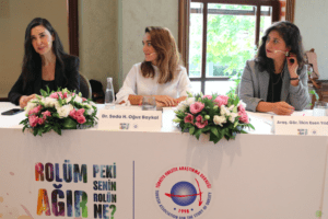 Basın mensupları ile birlikte gerçekleştirilen medya atölyesine; Ankara Üniversitesi İletişim Fakültesi Halkla İlişkiler ve Tanıtım Bölümü Öğretim Üyesi Reklamcılık ve Tanıtım Anabilim Dalı Başkanı Prof. Dr. Deniz Sezgin ve Ankara Üniversitesi İletişim Fakültesi Halkla İlişkiler ve Tanıtım Bölümü Araştırma Görevlisi İlkin Esen Yıldırım, Türkiye Obezite Araştırma Derneği (TOAD) Başkan Yardımcısı ve Koç Üniversitesi Öğretim Üyesi Endokrinoloji ve Metabolizma Hastalıkları Uzmanı Prof. Dr. Dilek Yazıcı, Hacettepe Üniversitesi Tıp Fakültesi Endokrinoloji ve Metabolizma Hastalıkları Bilim Dalı Öğretim Görevlisi ve TOAD Üyesi Dr. Seda H. Oğuz Baykal, katıldı. “Rolüm Ağır, Peki Senin Rolün Ne?” Projesi, obeziteli bireylerin hayatlarının her alanında karşılaştıkları damgalama ve ayrımcılık sorununa dikkat çekiyor. Projenin ilk adımında, basın mensuplarıyla bir araya gelinerek, “Obezitede Medyanın Rolü”nün tartışıldığı atölyeler gerçekleştirildi.
