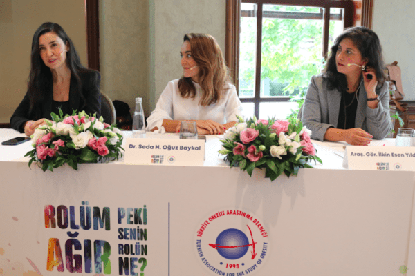 Obezitede damgalama ve ayrımcılık medyanın huzurunda! Basın mensupları ile birlikte gerçekleştirilen medya atölyesine; Ankara Üniversitesi İletişim Fakültesi Halkla İlişkiler ve Tanıtım Bölümü Öğretim Üyesi Reklamcılık ve Tanıtım Anabilim Dalı Başkanı Prof. Dr. Deniz Sezgin ve Ankara Üniversitesi İletişim Fakültesi Halkla İlişkiler ve Tanıtım Bölümü Araştırma Görevlisi İlkin Esen Yıldırım, Türkiye Obezite Araştırma Derneği (TOAD) Başkan Yardımcısı ve Koç Üniversitesi Öğretim Üyesi Endokrinoloji ve Metabolizma Hastalıkları Uzmanı Prof. Dr. Dilek Yazıcı, Hacettepe Üniversitesi Tıp Fakültesi Endokrinoloji ve Metabolizma Hastalıkları Bilim Dalı Öğretim Görevlisi ve TOAD Üyesi Dr. Seda H. Oğuz Baykal, katıldı. “Rolüm Ağır, Peki Senin Rolün Ne?” Projesi, obeziteli bireylerin hayatlarının her alanında karşılaştıkları damgalama ve ayrımcılık sorununa dikkat çekiyor. Projenin ilk adımında, basın mensuplarıyla bir araya gelinerek, “Obezitede Medyanın Rolü”nün tartışıldığı atölyeler gerçekleştirildi.