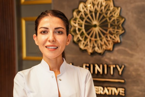 Ağız ve diş sağlığı konusunda bütünsel yaklaşım önemli! Vücudumuzdaki sistemler, sağlıklı bir şekilde yaşamımızı sürdürebilmemiz için birbirleriyle bağlantılı çalışıyor. Karşılaştığımız sağlık problemlerine vücudumuzun hiç ummadığımız bir bölümü neden olabiliyor. Bu bağlantılı sistemleri dengede tutmanın yanı sıra genel sağlığımızı korumak için yeterli ve dengeli beslenmek de gerekiyor. Böylece kusursuz çalışan bir sindirim sistemine sahip olunabilir. Bu kusursuz sistemin ilk durağı ise ağız ve diş sağlığı olarak kabul ediliyor.