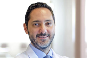 Kalp ve Damar Cerrahisi Uzmanı Prof. Dr. Barış Çaynak, “Şah damarı tıkalı kişilerin yarısından fazlasında kalp damar tıkanıklığı da vardır. O nedenle hem kalp hastalığını erken teşhis etmek, hem de şah damarı ameliyatı esnasında kalp krizi geçirme riskini ortadan kaldırmak için bu kişilere ameliyat öncesi kalp anjiosu yaptırırız. Her ikisini de ameliyat etmemiz gereken bir durum olduğunda hangi taraftaki darlık daha kritikse ve mümkünse öncelikli olarak şah damarı ameliyatı yapmayı tercih ederek iki aşamalı operasyon planlarız” diyor.