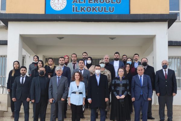 138. özel eğitim sınıfı Voonka Kids desteğiyle Şanlıurfa’da açıldı! Voonka Kids desteği ve Şanlıurfa İl Milli Eğitim Müdürlüğü iş birliğiyle gerçekleştirilen özel sınıfın açılış törenine; Şanlıurfa Vali Yardımcısı Yasin Akgül, Şanlıurfa İl Milli Eğitim Müdürü Fevzi Kurt, Şanlıurfa İl Milli Eğitim Müdür Yardımcısı Ömer Polat, İlçe Jandarma Komutanı Jandarma Binbaşı Sinan Sert, İlçe Milli Eğitim Müdürü Mehmet Han Özdemir, İlçe Şube Müdürü Burhan Dağtekin, Voonka Kids Genel Müdürü Beril Koparal Ergün ve Tohum Otizm Vakfı yetkilileri katıldı.