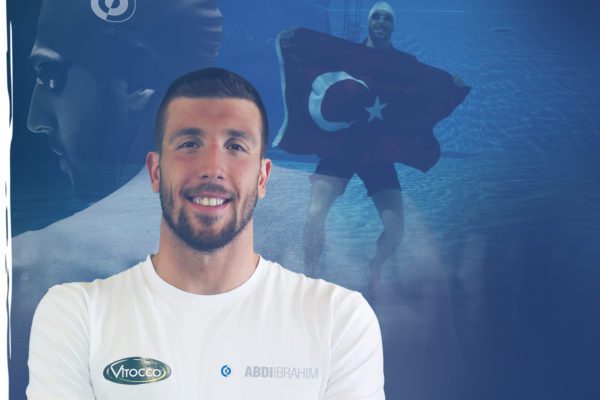Milli yüzücü Emre Sakcı’dan dünya rekoru! Abdi İbrahim’in sponsorluğunu üstlendiği milli yüzücü Hüseyin Emre Sakcı, 50 metre kurbağalamada 24.95’lik derecesiyle Dünya Kısa Kulvar rekorunu kırdı. Emre Sakcı Gaziantep’te düzenlenen Türkiye Şehitkamil Arena Kulüpler Arası Kısa Kulvar Genç ve Açık Yaş Yüzme Şampiyonası ve Yıldızlar Bireysel Yüzme Müsabakaları” nda 50 metre kurbağalamada, 12 yıldır kırılamayan Güney Afrikalı yüzücü Cameron Van den Burgh ait 25.25’lik rekoru 24.95 saniyede yüzerek aştı.