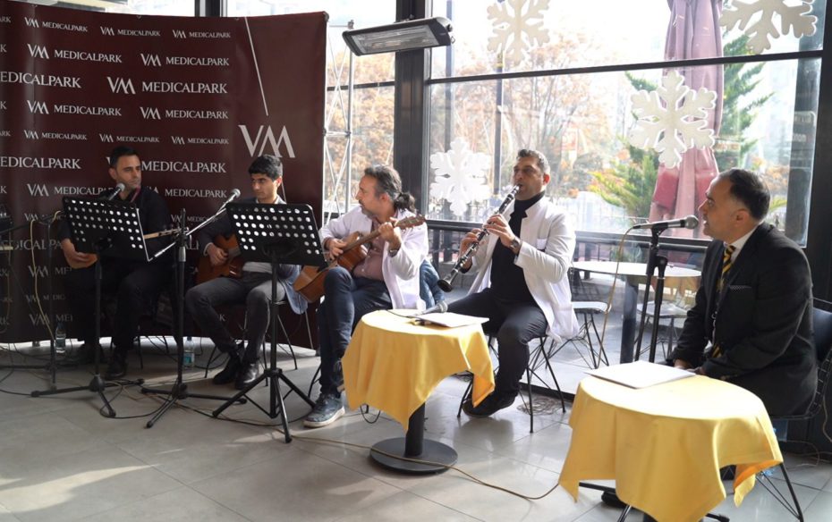 Yeni yılda VM Medical Park Ankara Hastanesi’nde moral ve motivasyonu artırmak için düzenlenen etkinlikte kanser tedavisi gören hastalar, çalınan şarkılara eşlik ederek eğlenceli vakit geçirdi. 