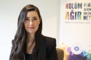 Ankara Üniversitesi İletişim Fakültesi Reklamcılık ve Tanıtım Anabilim Dalı Başkanı Prof. Dr. Deniz Sezgin, obeziteyle mücadele eden bireylerin, hastalıklarının yanı sıra hayatın pek çok alanında karşılaştıkları damgalayıcı pratiklerle de farklı bir mücadele sürdürmek zorunda kaldıklarını belirtti.