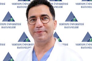 Kasık fıtığının çocukluk çağında da sık karşılaşılan durumlardan biri olduğunu söyleyen Yeditepe Üniversitesi Hastaneleri Çocuk Cerrahisi Uzmanı Doç. Dr. Şafak Karaçay, konuyla ilgili ebeveynler için önemli bilgiler verdi. Erkek çocuklarda bu sorunla daha sık karşılaşıldığını anlatan Doç. Dr. Şafak Karaçay, nedenleri ve belirtilerle ilgili şu bilgileri verdi: “Fıtık, çocukluk çağında özellikle bez bölgesi hastalıkları arasında görülen patolojilerden biridir. Doğumsal bir durum olmakla birlikte ağlama ya da huzursuzluk gibi belirti vermez. Genellikle kasık kanalında oluşan şişliklerle tespit edilebilir. Ceviz büyüklüğünde olan bu şişlikler bebek uyuduğu zaman kendiliğinden iner. Erkek çocuklarda fıtığa daha sık rastlansa da bazı hastalıkların da fıtığa neden olduğu biliniyor. Ayrıca, tanımlanmış aile öyküsü olan ailelerin çocuklarında da fıtık görülebilir.”