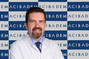 Dünyada ortalama yaşam süresinin uzaması, yaşa bağlı bazı hastalıkların daha sık görülmesine yol açıyor. İlerleyen yaş nedeniyle erkeklerde görülen hastalıkların başında da iyi huylu prostat büyümesi (BPH-Benign Prostat Hiperplazisi) geliyor. Öyle ki, 60 yaşındaki erkeklerin yarısı bu rahatsızlıktan kaynaklanan şikayetlerden yakınırken 85 yaşında bu oran yüzde 90’a ulaşıyor. BPH’nin tedavisine erken dönemde başlanması gerektiğini belirten Acıbadem International Hastanesi Üroloji Uzmanı Prof. Dr. Mustafa Sofikerim, ilerleyen BPH hastalarında böbrek yetmezliği, mesane taşları ve buna bağlı komplikasyonlar gibi birçok sağlık sorunun yaşanabileceğine dikkat çekiyor.