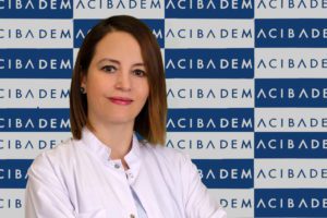 Benlerde gözlenen hangi durumlarda doktora başvurulması gerektiğini detaylı şekilde açıklayan Dermatoloji Uzmanı Dr. Bahar Öznur; “Çevresinde düzensizlik olan, açık veya koyu kahve, siyah ve kırmızı gibi farklı renkler bulunan, çapı 5 mm'den büyük olan, yüzeyinde, boyutunda değişiklik gelişen, üzerinde kanama veya kaşıntı başlayan, özellikle avuç içi ve ayak tabanında bulunan, tırnak kenarında kahverengi renk değişikliği varsa mutlaka bir uzman görüşünün alınmalı” dedi.