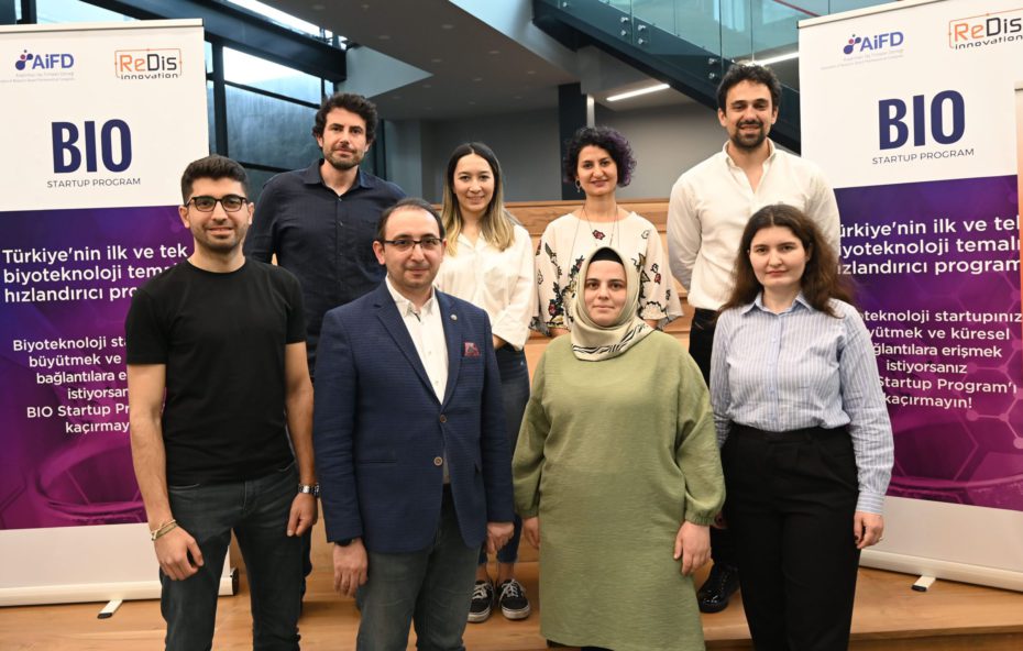 Araştırmacı İlaç Firmaları Derneği (AIFD) tarafından desteklenen, ReDis Innovation'ın yürütücülüğünü üstlendiği BIO Startup Program'ın Demo Day Etkinliği, 13 Mayıs 2022 tarihinde Boğaziçi Üniversitesi Kandilli Derin Teknoloji Üssü'nde, İstanbul Sağlık Endüstrisi Kümelenmesi (İSEK) iş birliğinde gerçekleşti. Etkinlikte 11 startup sunumlarını yaparak programı başarıyla tamamladı. Jüri değerlendirmesi sonucu puanlandırılan biyogirişimciler “BIO Startup Küresel Şirket ve Yatırımcı Buluşmaları”nda küresel biyoteknoloji ekosisteminin aktörleri, yatırımcılar ve şirketlerle bir araya gelmeye ve görüşmeler yapmaya devam edecek. 